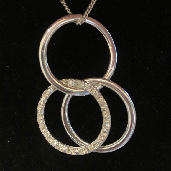 Avon Vintage Silvertone Eternity Necklace - Picture 4 of 5